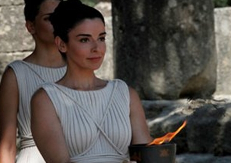 Η Μενεγάκη ανάβει την Ολυμπιακή Φλόγα στην Αρχαία Ολυμπία